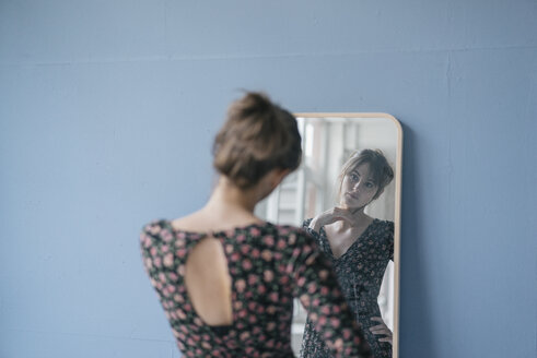 Junge Frau im Vintage-Kleid schaut in den Spiegel - JOSF02420