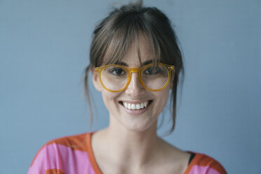 Junge Frau mit Brille, Porträt - JOSF02432