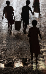 Kinder in den Straßen von Yangon, Myanmar - MINF02176