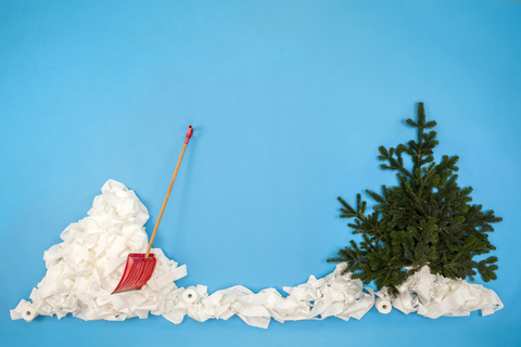 Schaufel im Schnee mit Tannenbaum, lizenzfreies Stockfoto