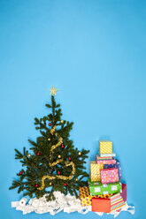 Christmas tree and pile of Christmas presents - BAEF01632
