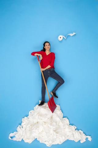 Junge Frau beim Schneeschaufeln, lizenzfreies Stockfoto