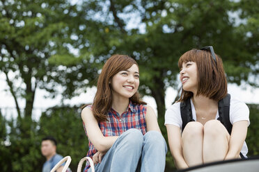 Zwei junge Frauen im Park. - MINF02240