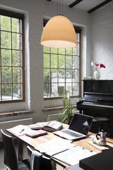 Heimbüro mit Klavier im Hintergrund in einer komfortablen Loftwohnung - FKF03036