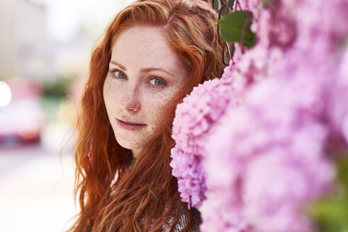 Portrait of redheaded woman with freckles - ABIF00774