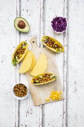 Vegetarische Tacos gefüllt mit in Curcuma gerösteten Kichererbsen, gelber Paprika, Avocado, Salat und Rotkohl - LVF07322