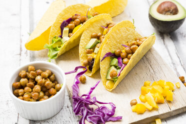 Vegetarische Tacos gefüllt mit in Curcuma gerösteten Kichererbsen, gelber Paprika, Avocado, Salat und Rotkohl - LVF07326