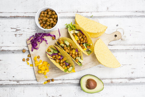 Vegetarische Tacos gefüllt mit in Curcuma gerösteten Kichererbsen, gelber Paprika, Avocado, Salat und Rotkohl - LVF07327