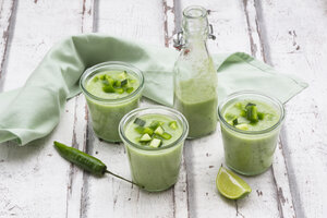 Drei Gläser und eine Flasche hausgemachte grüne Gazpacho - LVF07336