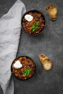 Zwei Schalen Chili con Carne mit frischem Koriander und saurer Sahne - LVF07338