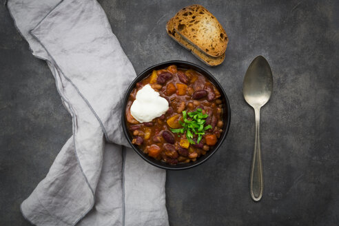 Schüssel Chili con Carne mit frischem Koriander und saurer Sahne - LVF07340