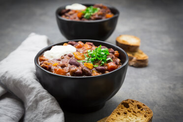 Schüssel Chili con Carne mit frischem Koriander und saurer Sahne - LVF07343