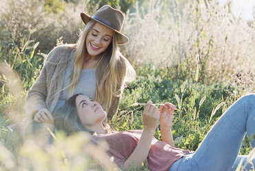 Apple orchard. Two women lying in the grass. - MINF02290