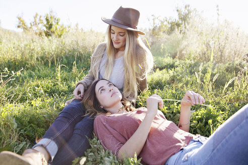 Apfelgarten, zwei Frauen liegen im Gras. - MINF02295