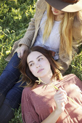 Apfelgarten, zwei Frauen liegen im Gras. - MINF02297