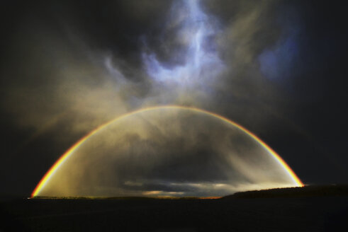 Der Bogen eines Regenbogens über der Landschaft. - MINF02354