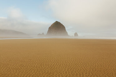 Aufsteigender Nebel über Haystack Rock und Cannon Beach in der Abenddämmerung. - MINF02360