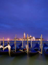 Blick von der Riva degli Schiavoni und der Piazza San Marco über das Wasser auf die Insel und die Kirche San Giorgio Maggiore, wo die Gondeln in der Abenddämmerung anlegen. - MINF02364