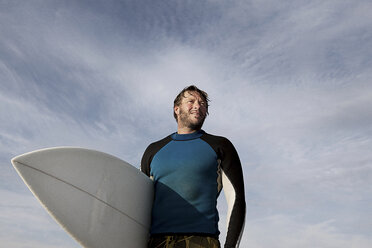 Surfer trägt Brett im Freien - ISF17090