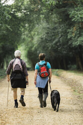 Ein reifes Paar wandert mit seinem Hund. - MINF02407