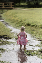 A young girl playing outdoors. - MINF02415