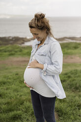 Eine schwangere Frau auf einem Küstenpfad. - MINF02416