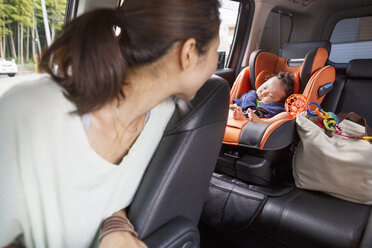 Eine Mutter und ihr kleiner Junge in einem Auto. - MINF02439