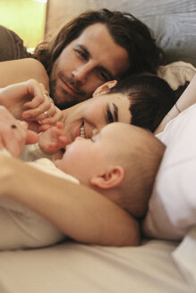 Eine Mutter, ein Vater und ein kleines Baby spielen zu Hause. - MINF02483