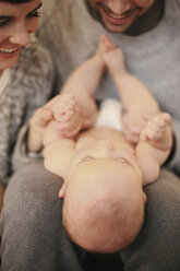 Eine Mutter und ein Vater mit ihrem kleinen Baby. - MINF02489