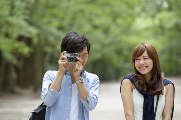 Ein Paar, ein Mann und eine Frau in einem Park in Kyoto, Seite an Seite. - MINF02507