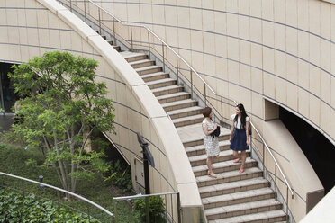 Zwei Frauen auf den Stufen des Büro- und Einkaufskomplexes Namba Park. - MINF02561