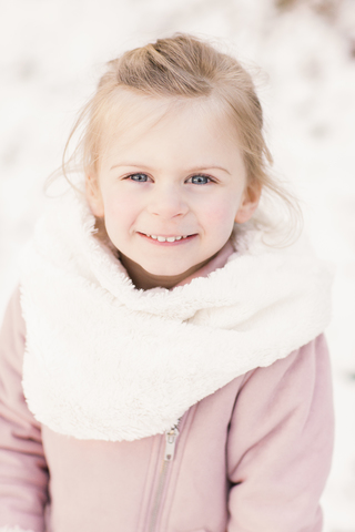 Porträt eines glücklichen kleinen Mädchens im Winter, lizenzfreies Stockfoto