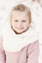 Portrait of happy little girl in winter - NMSF00199
