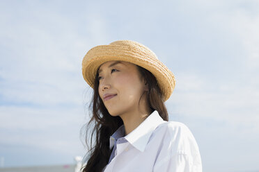 Eine Frau mit Strohhut an einem Strand in Kobe. - MINF02563