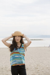 Eine Frau an einem Strand in Kobe. - MINF02564