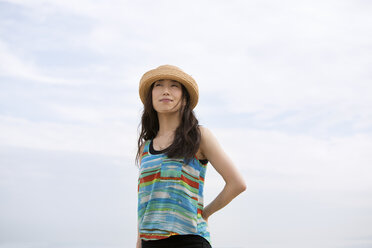 Eine Frau an einem Strand in Kobe. - MINF02565