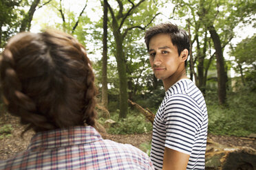 Ein Paar bei einer Party im Freien in einem Wald. - MINF02591