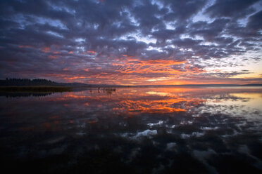 Himmel bei Sonnenuntergang, der sich in einem See spiegelt, und Wolken am Himmel. - MINF02666