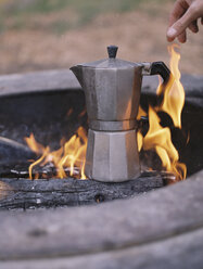 Espressomaschine über einem Feuer im Freien stehend. - MINF02684