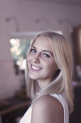 Porträt einer lächelnden blonden Frau - KMKF00400
