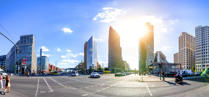 Deutschland, Berlin, Blick auf den Potsdamer Platz bei Gegenlicht - PUF01313