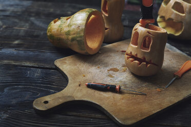 Halloween pumpkins, Jack O’Lanterns, carving knifes - AZF00007