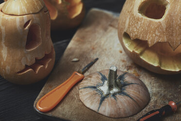 Halloween pumpkins, Jack O’Lanterns, carving knifes - AZF00008