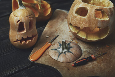 Halloween pumpkins, Jack O’Lanterns, carving knifes - AZF00009