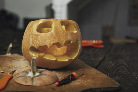 Halloween-Kürbisse, Jack O'Lanterns, Schnitzmesser, lizenzfreies Stockfoto