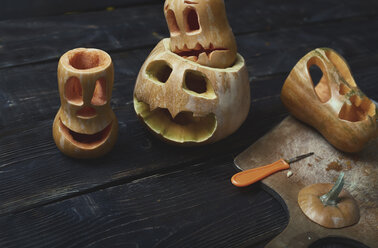 Halloween pumpkins, Jack O’Lanterns, carving knifes - AZF00011