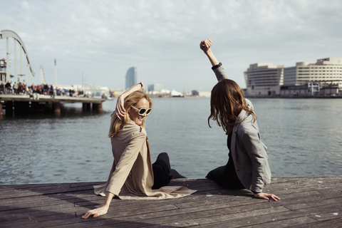 Spanien, Barcelona, zwei junge Frauen haben Spaß, lizenzfreies Stockfoto