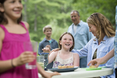 Bio-Bauernhof: Familienfest und Picknick im Freien für Erwachsene und Kinder. - MINF02809