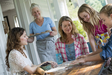 Ein Bauernhaus auf dem Land im Bundesstaat New York: Vier Generationen von Frauen in einer Familie backen Kekse und Apfelkuchen. - MINF02844