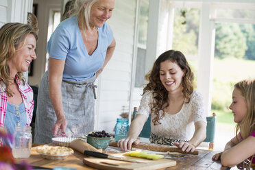 Ein Bauernhaus auf dem Land im Bundesstaat New York: Vier Generationen von Frauen in einer Familie backen Kekse und Apfelkuchen. - MINF02846